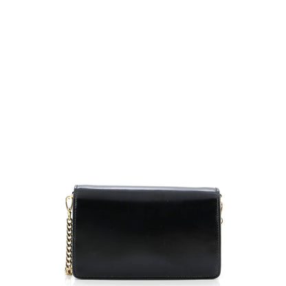 プラダ トライアングルロゴプレート エンベロープチェーンショルダーバッグ サフィアーノレザー