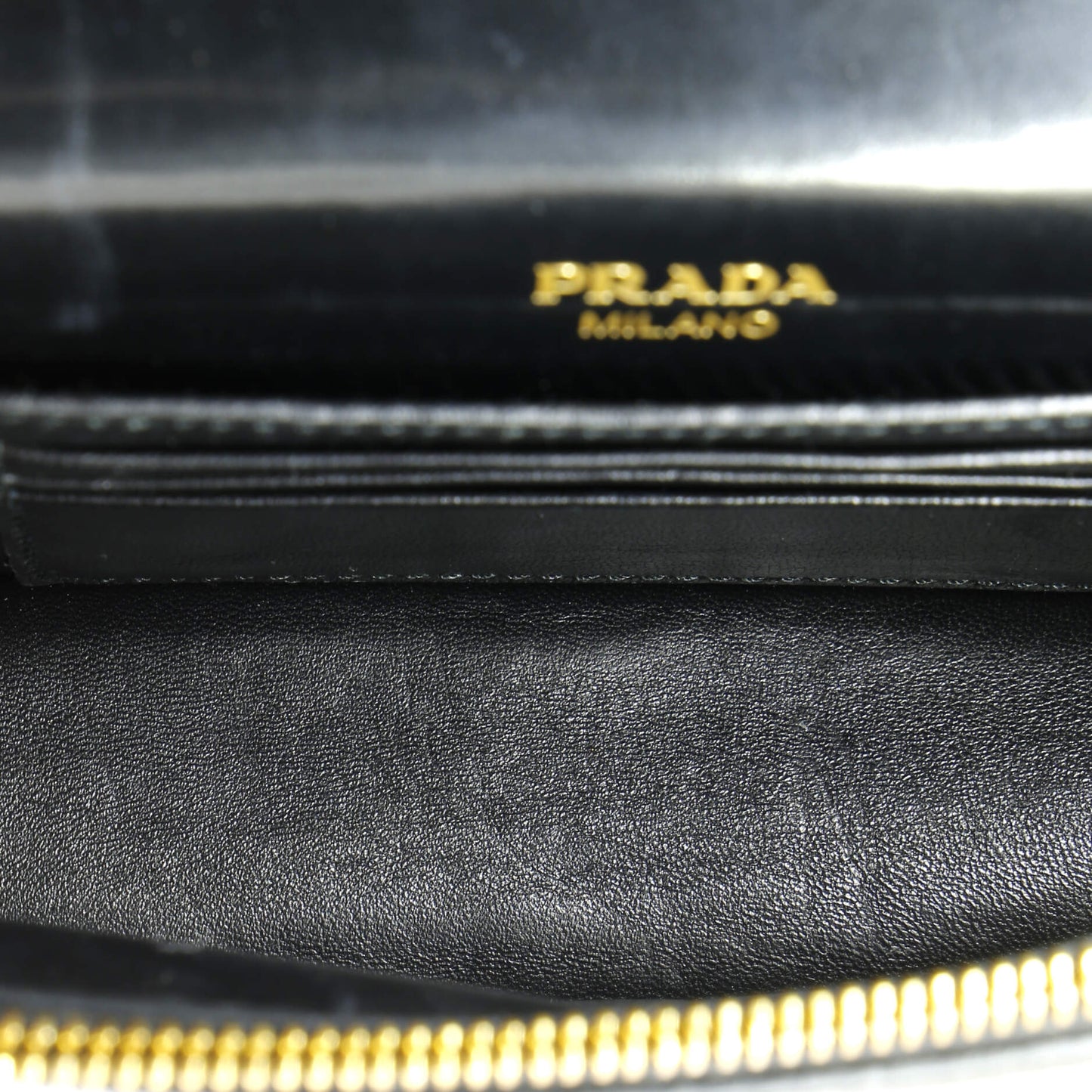 プラダ トライアングルロゴプレート エンベロープチェーンショルダーバッグ サフィアーノレザー