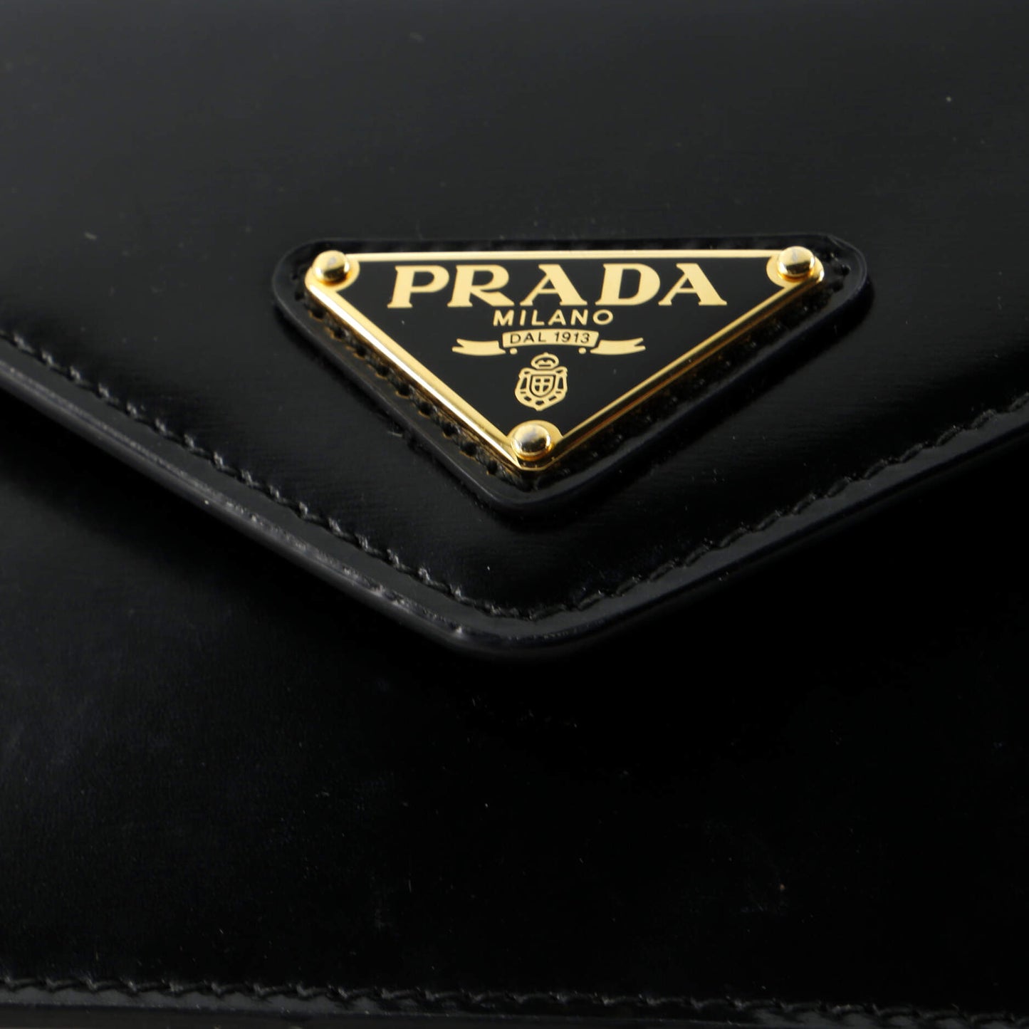 プラダ トライアングルロゴプレート エンベロープチェーンショルダーバッグ サフィアーノレザー