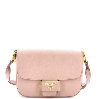 プラダ エンブレム フラップバッグ サフィアーノレザー スモール