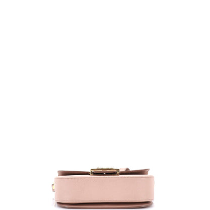 プラダ エンブレム フラップバッグ サフィアーノレザー スモール