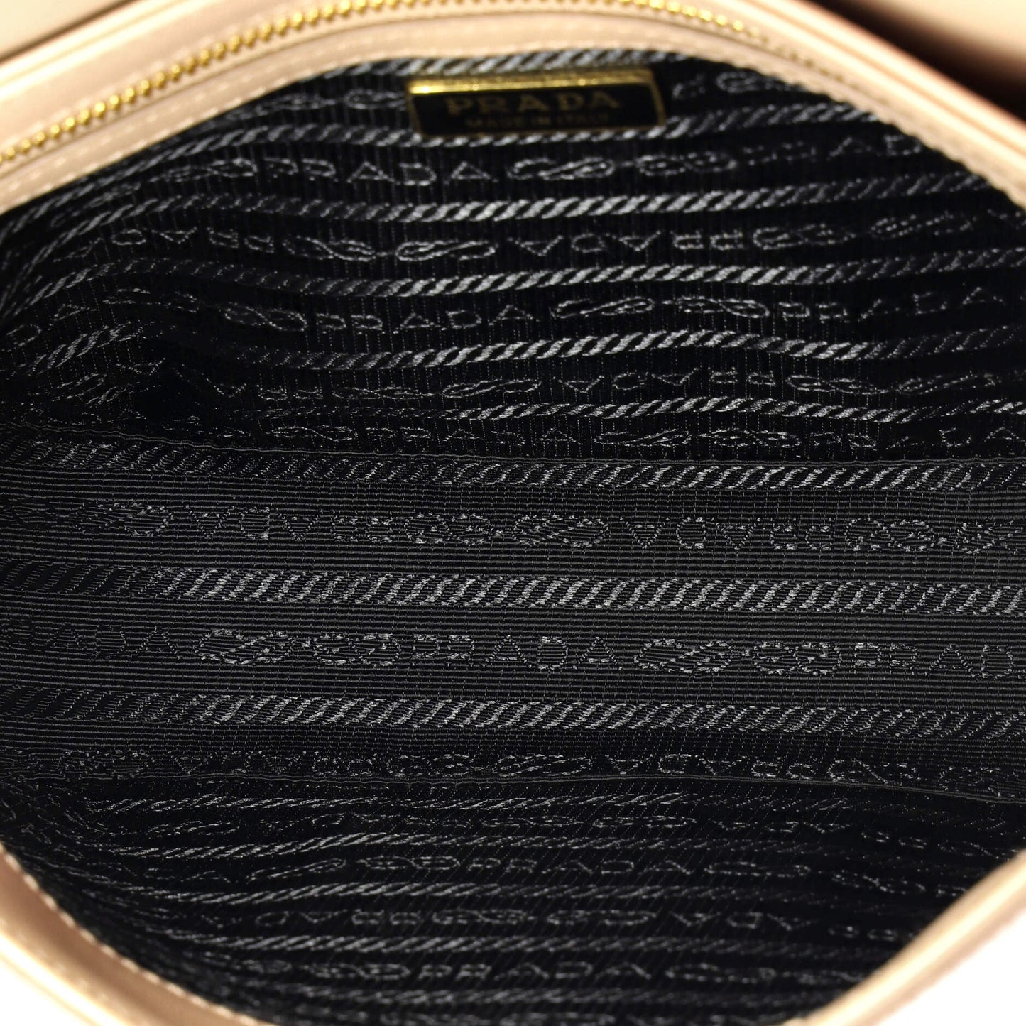 プラダ エンブレム フラップバッグ サフィアーノレザー スモール