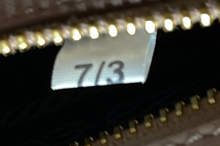 プラダ エンブレム フラップバッグ サフィアーノレザー スモール