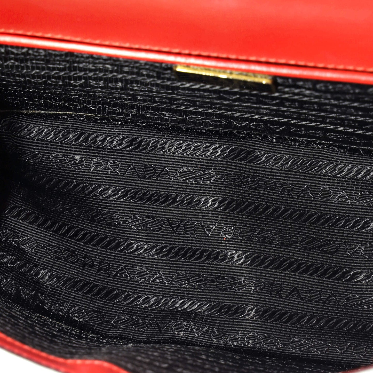 プラダ チェーンフラップ クロスボディバッグ サフィアーノレザー ミニ