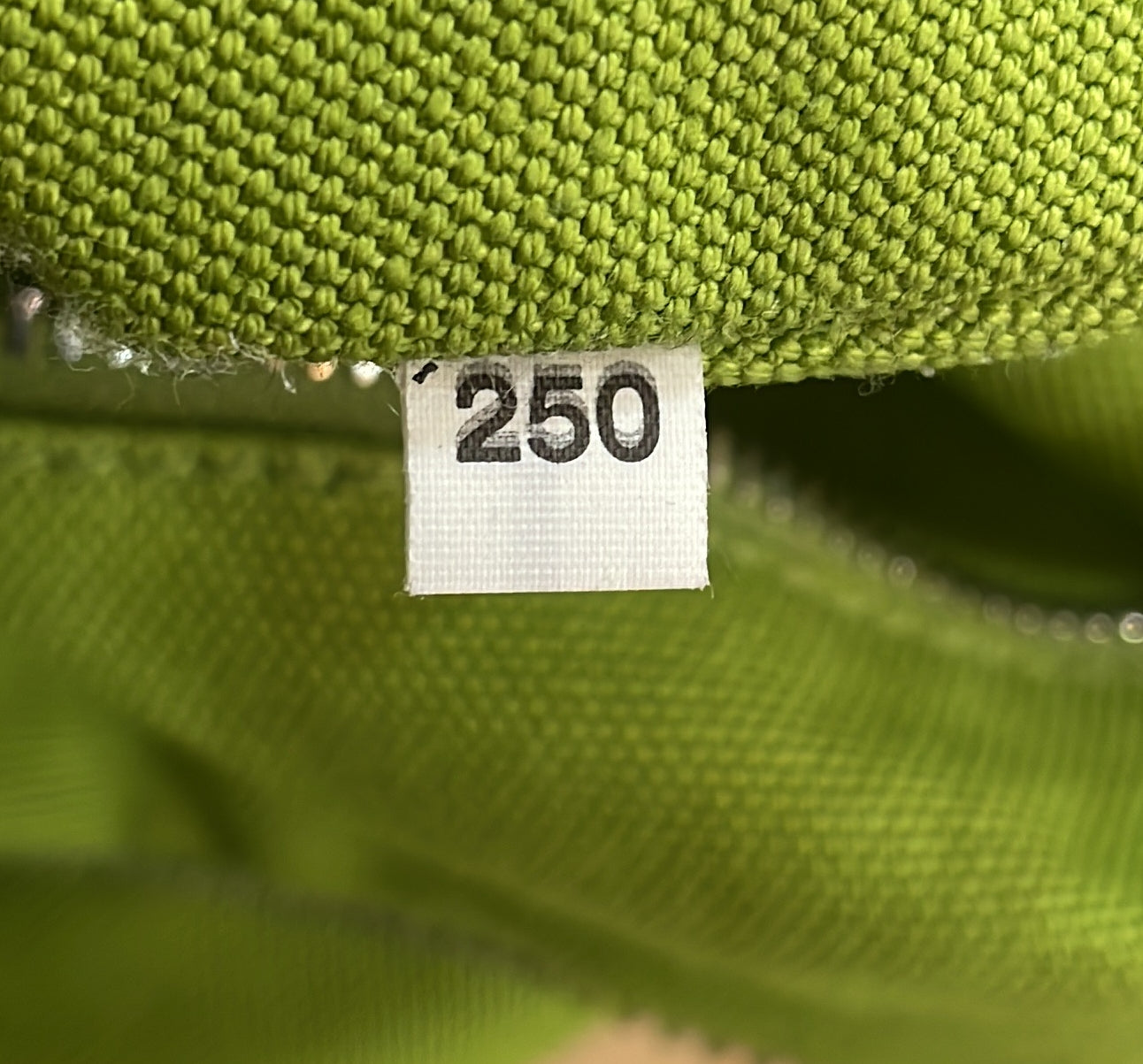 プラダ トライアングルロゴ ジップ クロスボディバッグ エンボス加工 キャンバス ラージ