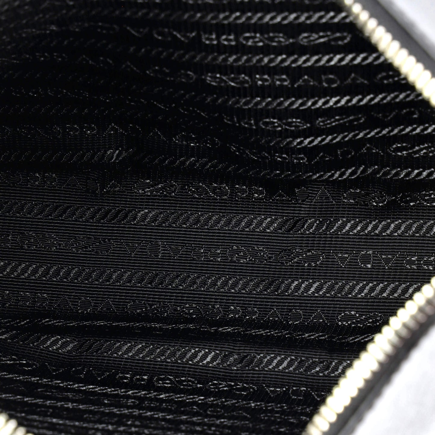 プラダ リ・エディション ジップ メッセンジャーバッグ サフィアーノレザー スモール