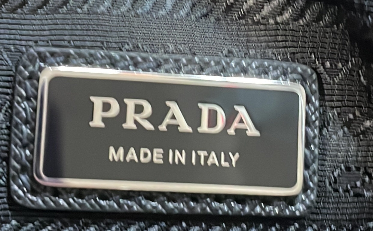 プラダ リ・エディション ジップ メッセンジャーバッグ サフィアーノレザー スモール