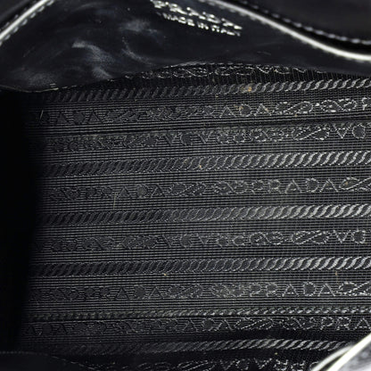プラダ モノクローム ショルダーバッグ サフィアーノレザー ミディアム