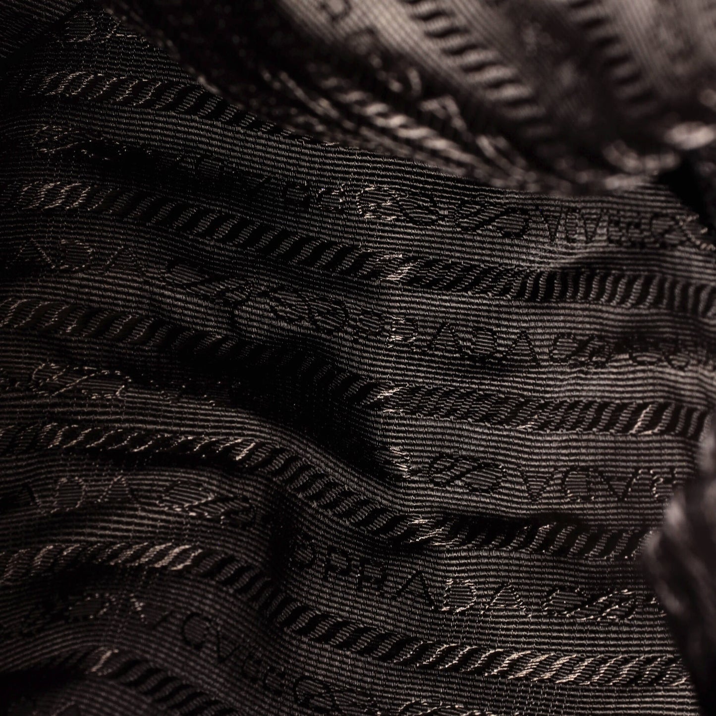 プラダ ヴェラ ダブルフロントポケット バックパック テスート サフィアーノレザー ミディアム