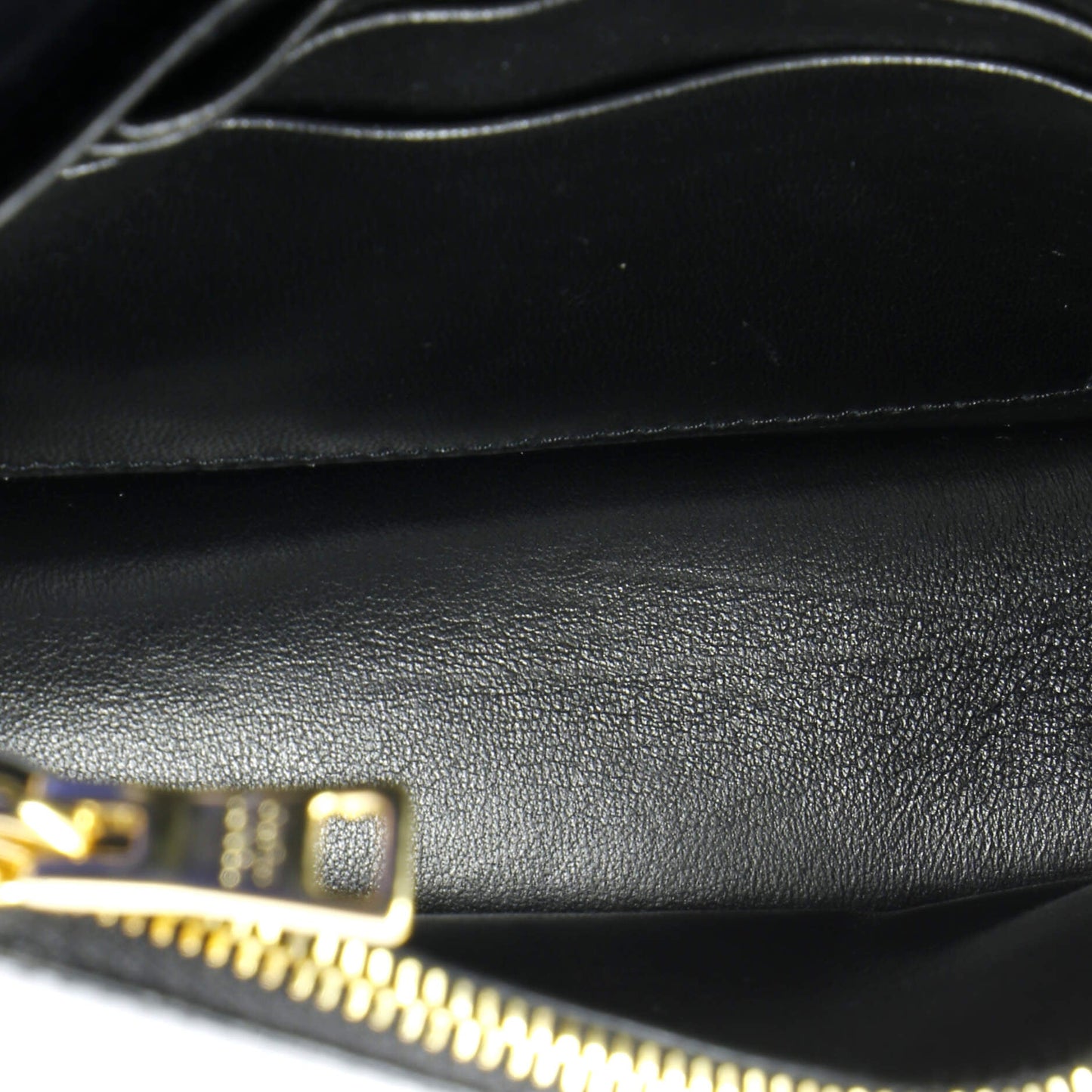 プラダ トライアングルロゴ エンベロープチェーン クロスボディバッグ レザー