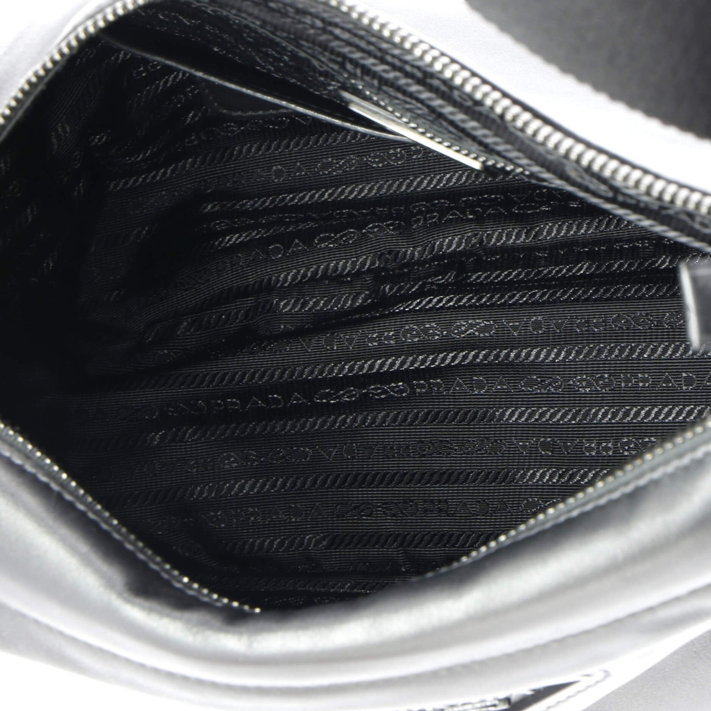 プラダ リ・エディション ジップ メッセンジャーバッグ レザー ラージ