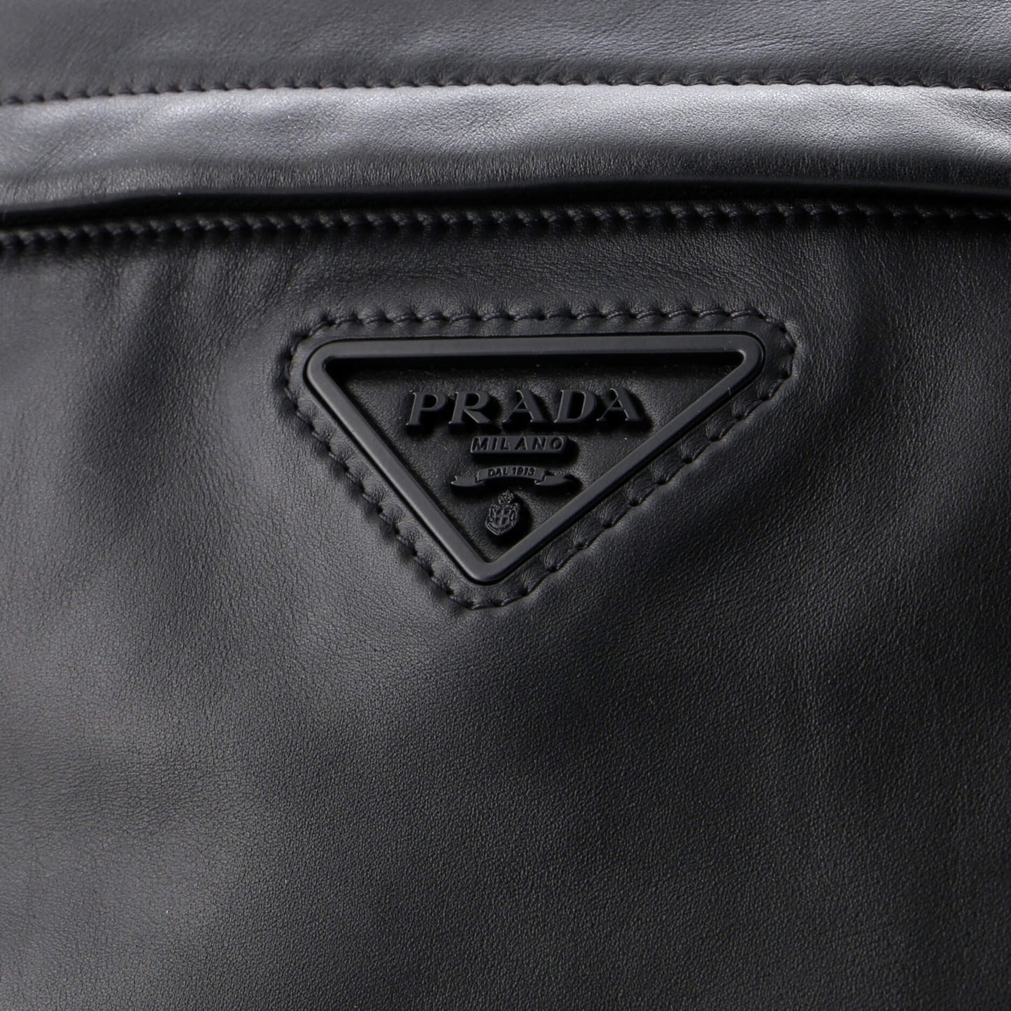 プラダ リ・エディション ジップ メッセンジャーバッグ レザー ラージ