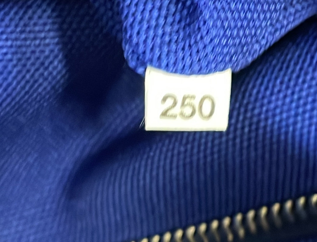 プラダ トライアングルロゴ ジップ クロスボディバッグ エンボス加工 キャンバス ラージ