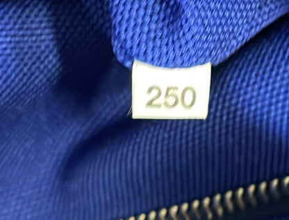 プラダ トライアングルロゴ ジップ クロスボディバッグ エンボス加工 キャンバス ラージ