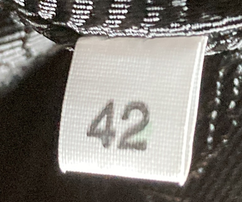 プラダ トライアングル ロゴ リストレット ポーチ エンボス レザー