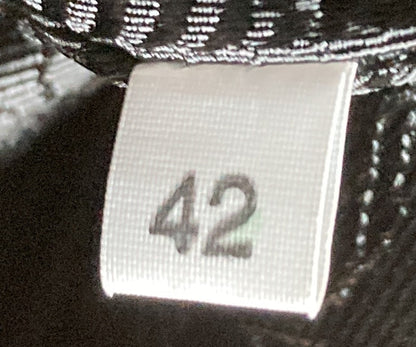 プラダ トライアングル ロゴ リストレット ポーチ エンボス レザー