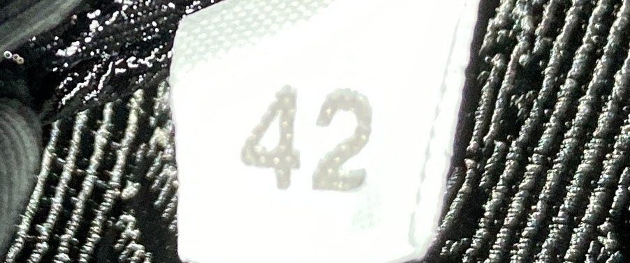 プラダ トライアングルロゴ ジップショルダーバッグ エンボスレザー ミニ