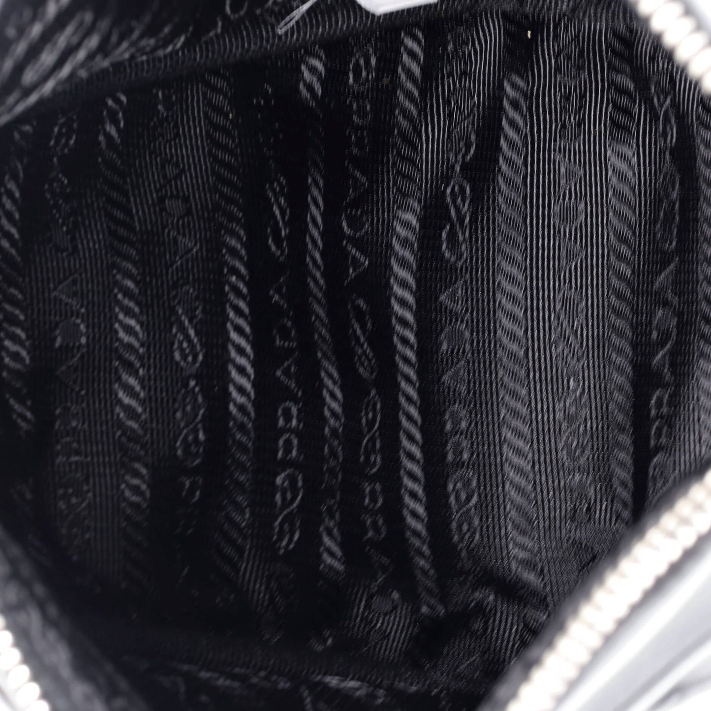 プラダ トライアングルロゴ ジップ クロスボディバッグ エンボスレザー ミニ