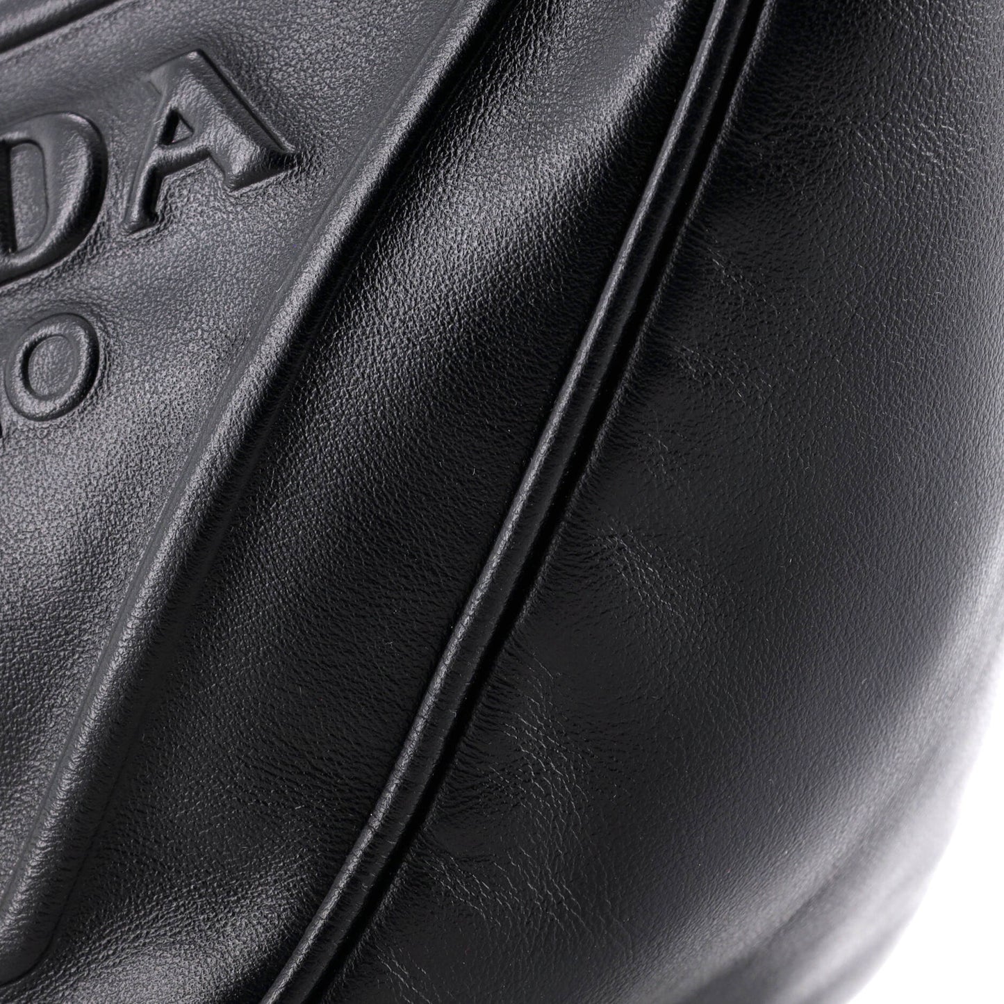 プラダ トライアングルロゴ ジップ クロスボディバッグ エンボスレザー ミニ