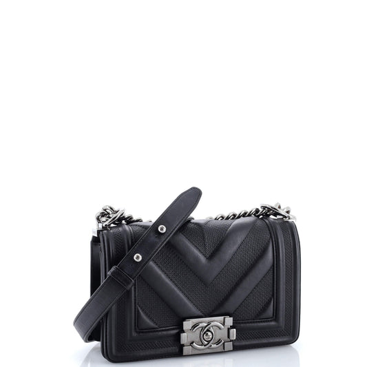 シャネル ボーイ フラップバッグ パーフォレーテッド シェブロン ラムスキン スモール