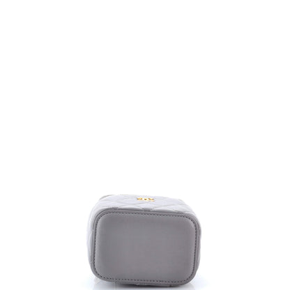 シャネル パール クラッシュ バニティケース チェーン付き キルティング ラムスキン ミニ