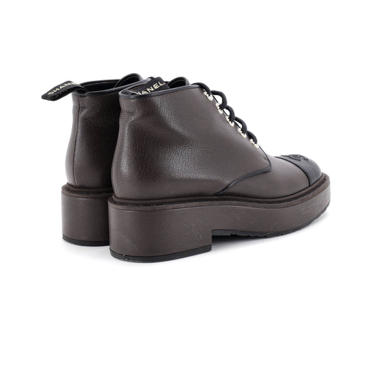 シャネル レディース CC キャップトゥ ショート コンバット ブーツ レザー フェイクパール