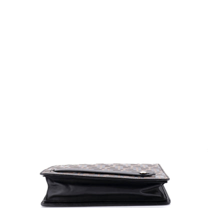 フェンディハンドル クラッチズッカ柄 エンボスレザー ミディアム