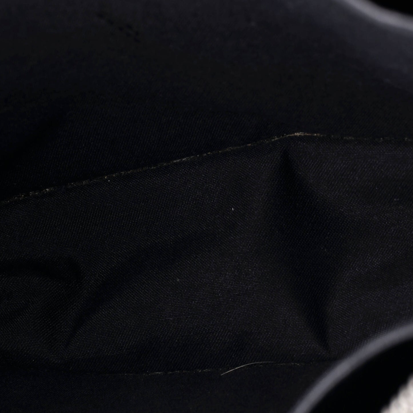 フェンディハンドル クラッチズッカ柄 エンボスレザー ミディアム