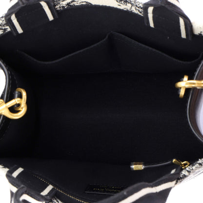 クリスチャン・ディオール ブックトート ストラップ付き 刺繍入りキャンバス スモール