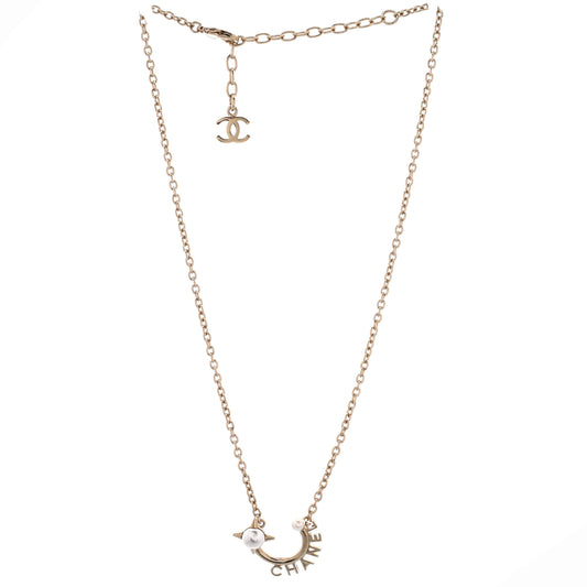 シャネルロゴ セミサークル ペンダント ショートネックレス メタル フェイクパール