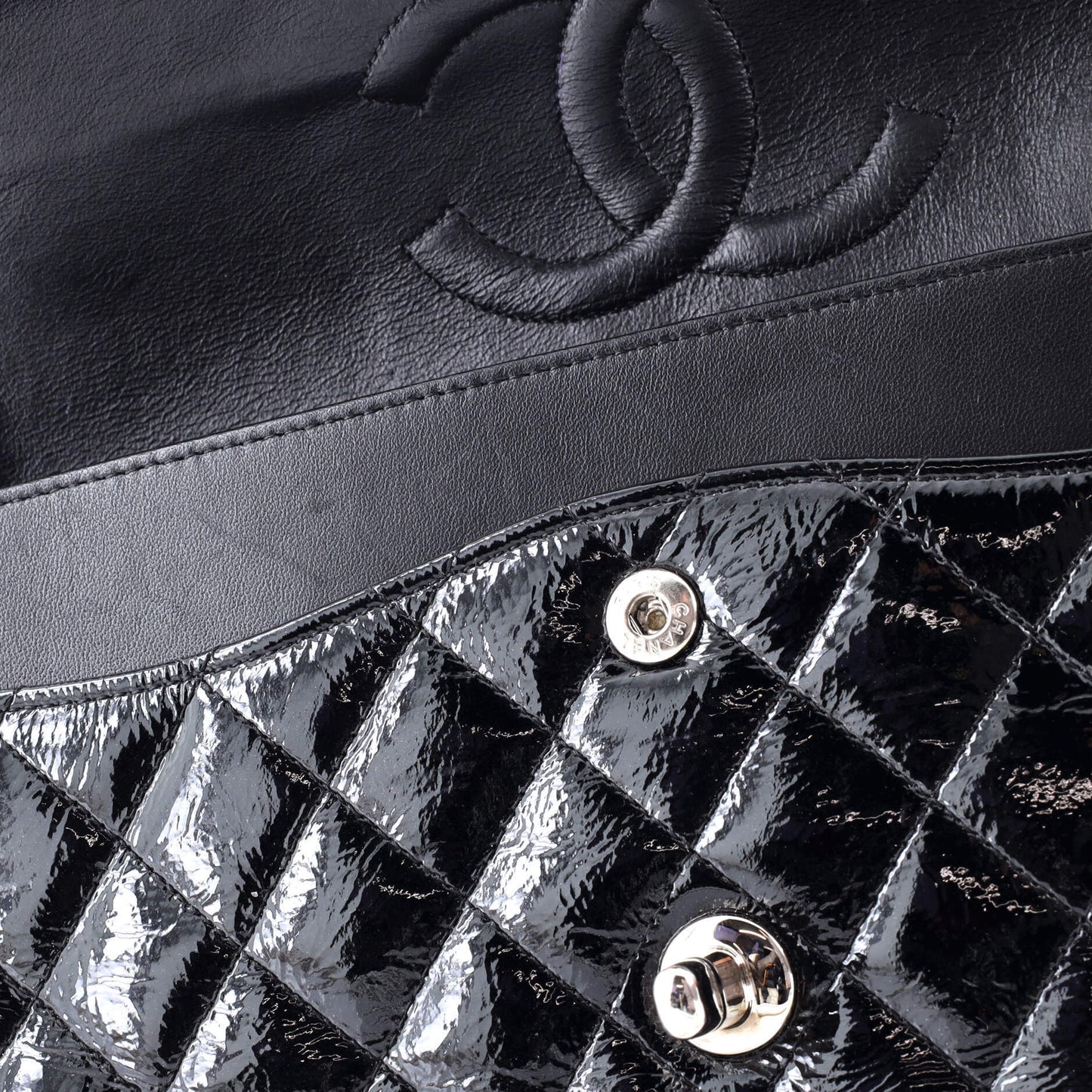 シャネルエナメルショルダーバッグ